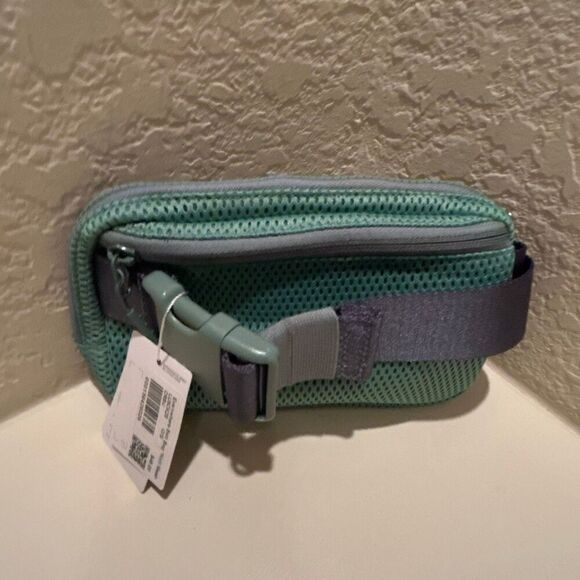 Lululemon Everywhere Belt Bag Knit Mesh Crater Blue Fanny Pack Waist Bag NWT - Picture 2 of 10